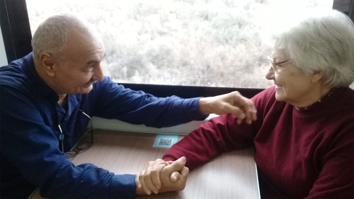 Alberto y Sonia, comenzaron el viaje soñado, ese sin apuro y para vivir cada instante, cada paisaje, aprovechando la ventaja del tren: su economía. Alberto y Sonia, comenzaron el viaje soñado, ese sin apuro y para vivir cada instante, cada paisaje, aprovechando la ventaja del tren: su economía.