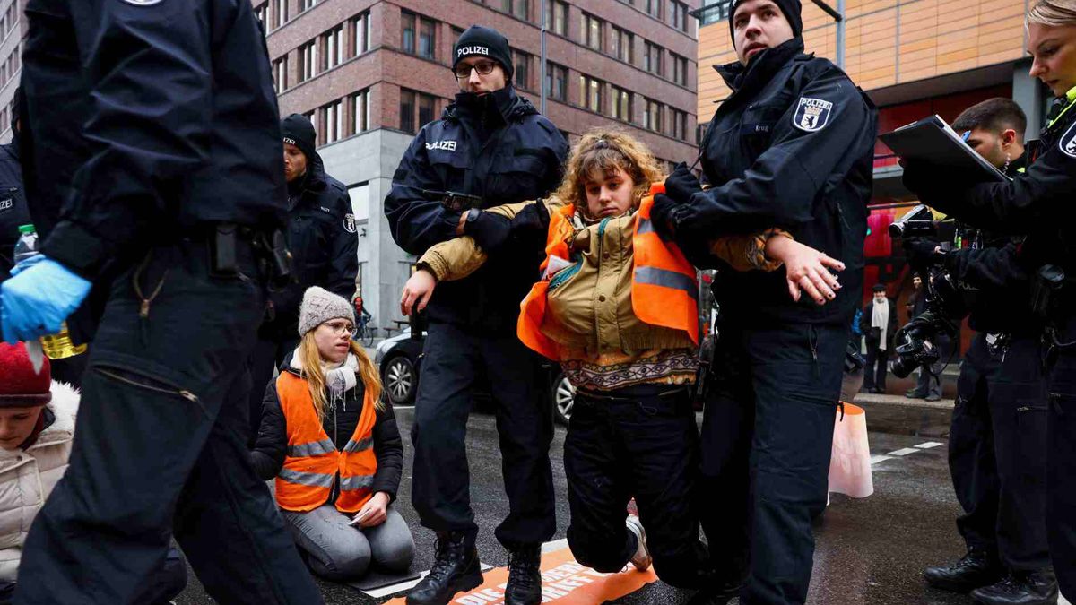 Un ecoactivista alemán se pegó la mano al asfalto durante una protesta