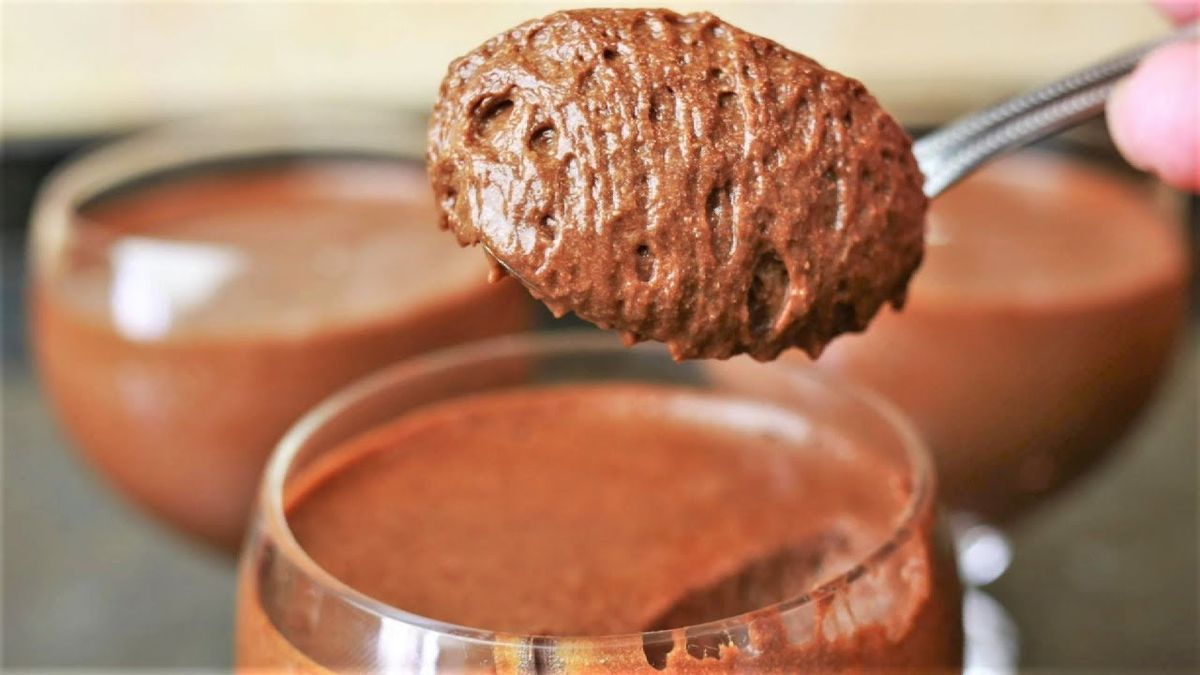 La receta de mousse proteico que combina cacao amargo, pasta de maní y proteínas para un postre ligero, rápido y nutritivo. La receta de mousse proteico que combina cacao amargo, pasta de maní y proteínas para un postre ligero, rápido y nutritivo. 