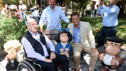 El gobernador despidió a Quino con una foto de la inauguración de los personajes de Mafalda en calle Arístides de Ciudad.