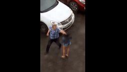 {alttext(,#OnlyInRussia noqueó a su novia en acalorada discusión)}