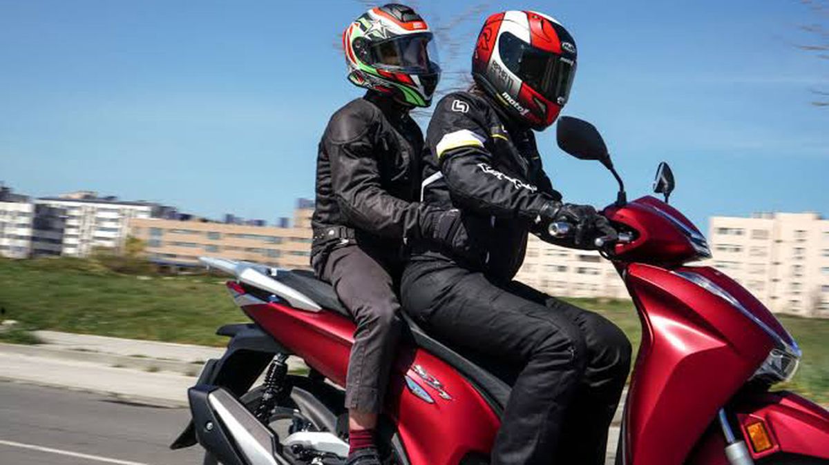 Los menores deben alcanzar a los pedales de las motos para ir como acompañantes. Los menores deben alcanzar a los pedales de las motos para ir como acompañantes.
