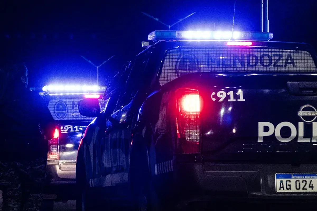 &nbsp;La madrugada dominical en el Gran Mendoza dejó como saldo un asalto a mano armada y un fuerte choque vial