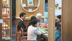 En octubre pasado, visitantes prueban productos de bambú en un foro que promueve la innovación relacionada con el bambú en Bruselas, Bélgica. MENG DINGBO / XINHUA