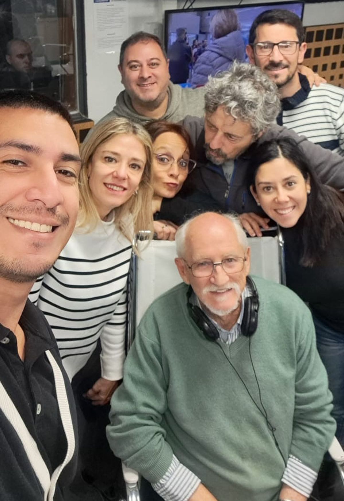 El equipo de Primeras Voces junto con Federico Norte en su despedida de Radio Nihuil. El equipo de Primeras Voces junto con Federico Norte en su despedida de Radio Nihuil.