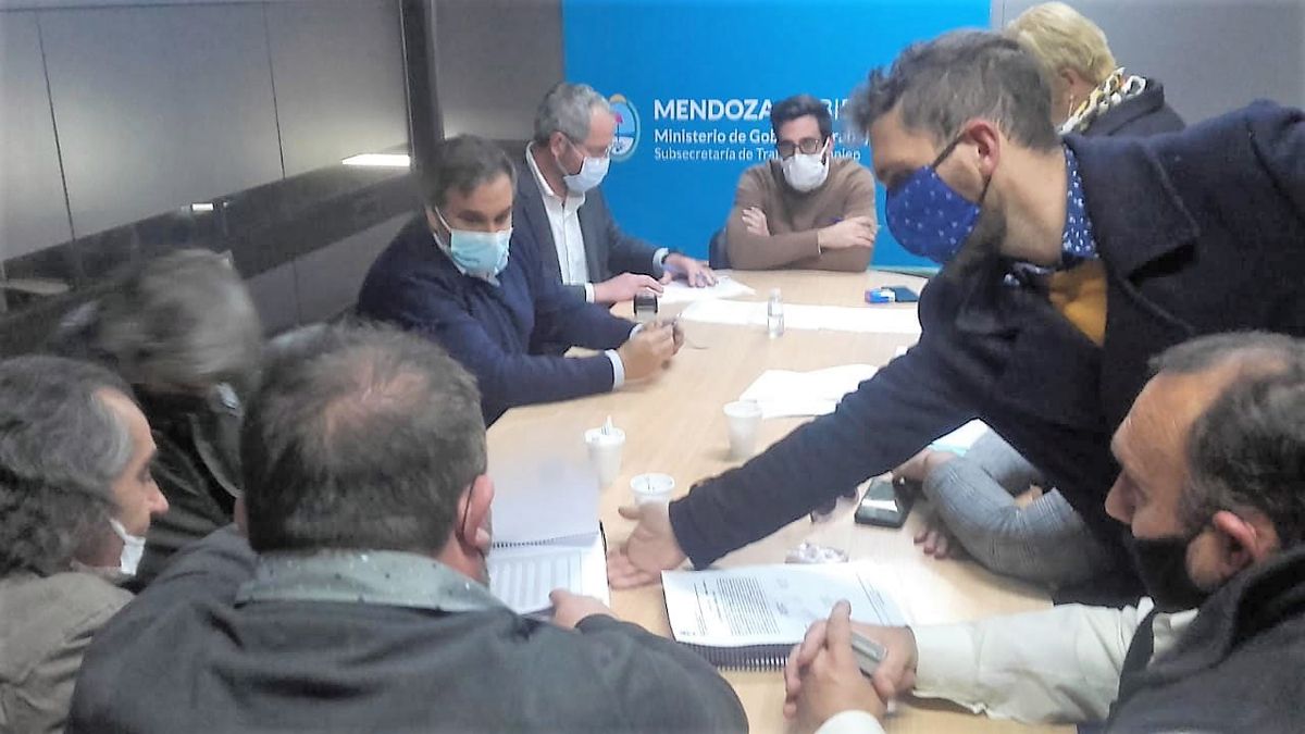 Representantes del Gobierno de Mendoza y de ATE reunidos en mesa paritaria 2022