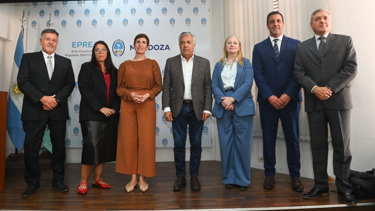 Cristian Azar encabeza el nuevo directorio del Ente Provincial Regulador Eléctrico (EPRE). Cristian Azar encabeza el nuevo directorio del Ente Provincial Regulador Eléctrico (EPRE).