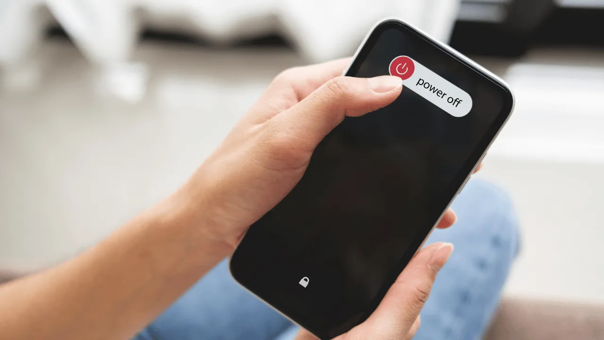 El celular debe ser apagado para evitar estafas y espionaje. 