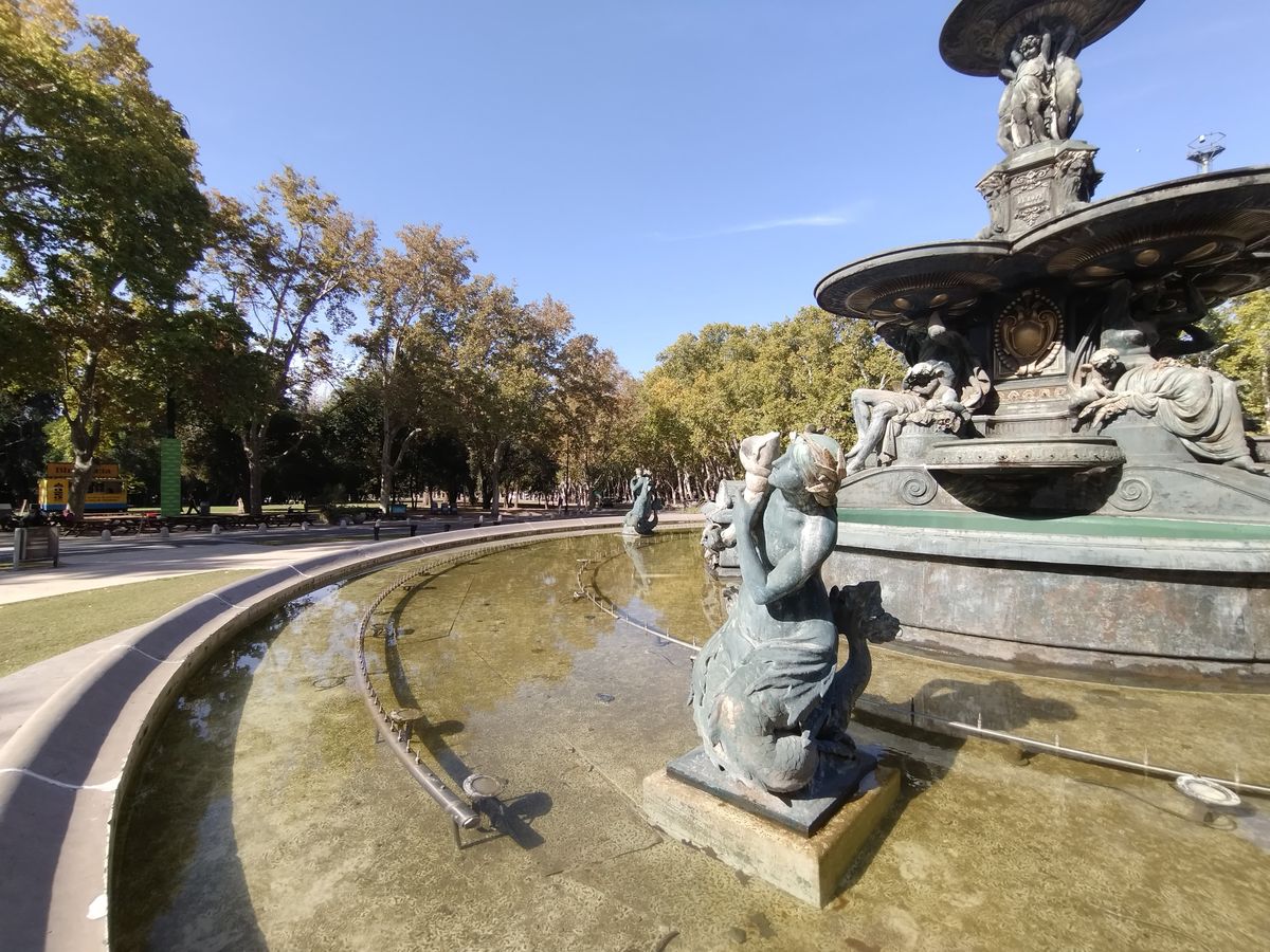 Un tradicional paseo por el parque San Martín: la Fuente de los Continentes.