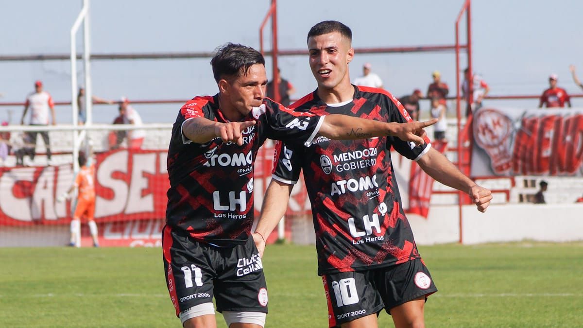 El Chimi Navarro festejó el gol con los hinchas del Globo. El Chimi Navarro festejó el gol con los hinchas del Globo.