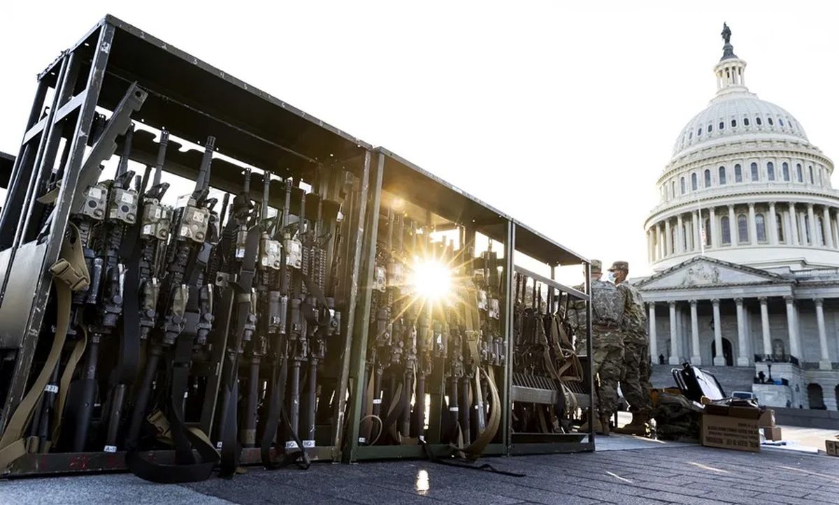 Soldados de la Guardia Nacional organizando cajas de rifles en los terrenos del edificio del Capitolio en Washington, Estados Unidos (Archivo). Crédito: EFE/ Justin Lane. Soldados de la Guardia Nacional organizando cajas de rifles en los terrenos del edificio del Capitolio en Washington, Estados Unidos (Archivo). Crédito: EFE/ Justin Lane.
