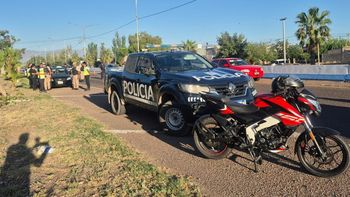 Una policía que iba a trabajar en moto resultó herida al embestir a 3 perros en Maipú
