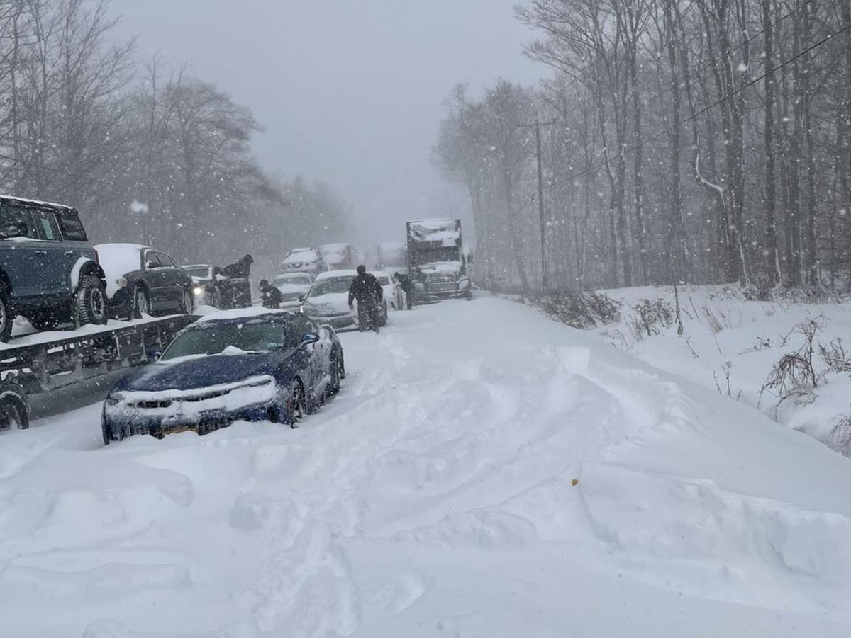 Rescate de la mujer atrapada durante las fuertes nevadas en Nueva York. Rescate de la mujer atrapada durante las fuertes nevadas en Nueva York.