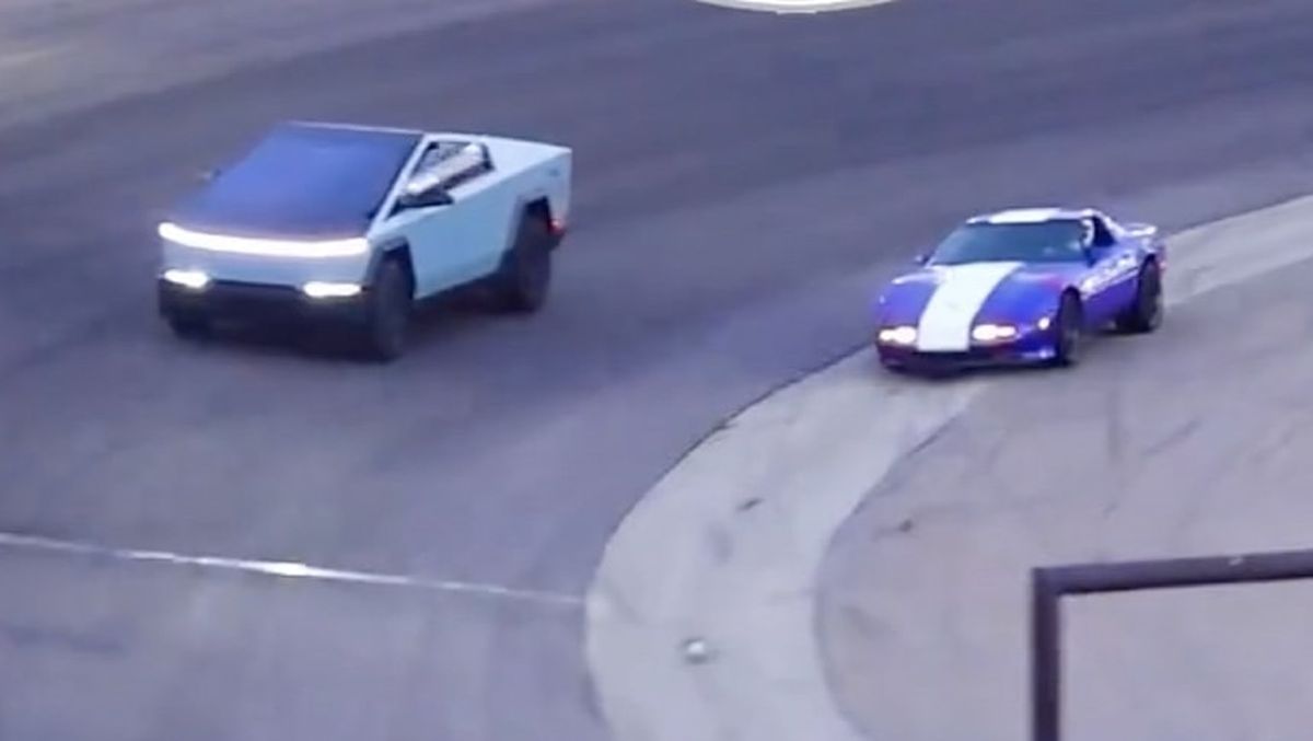 El Tesla corrió contra un deportivo histórico. El Tesla corrió contra un deportivo histórico.