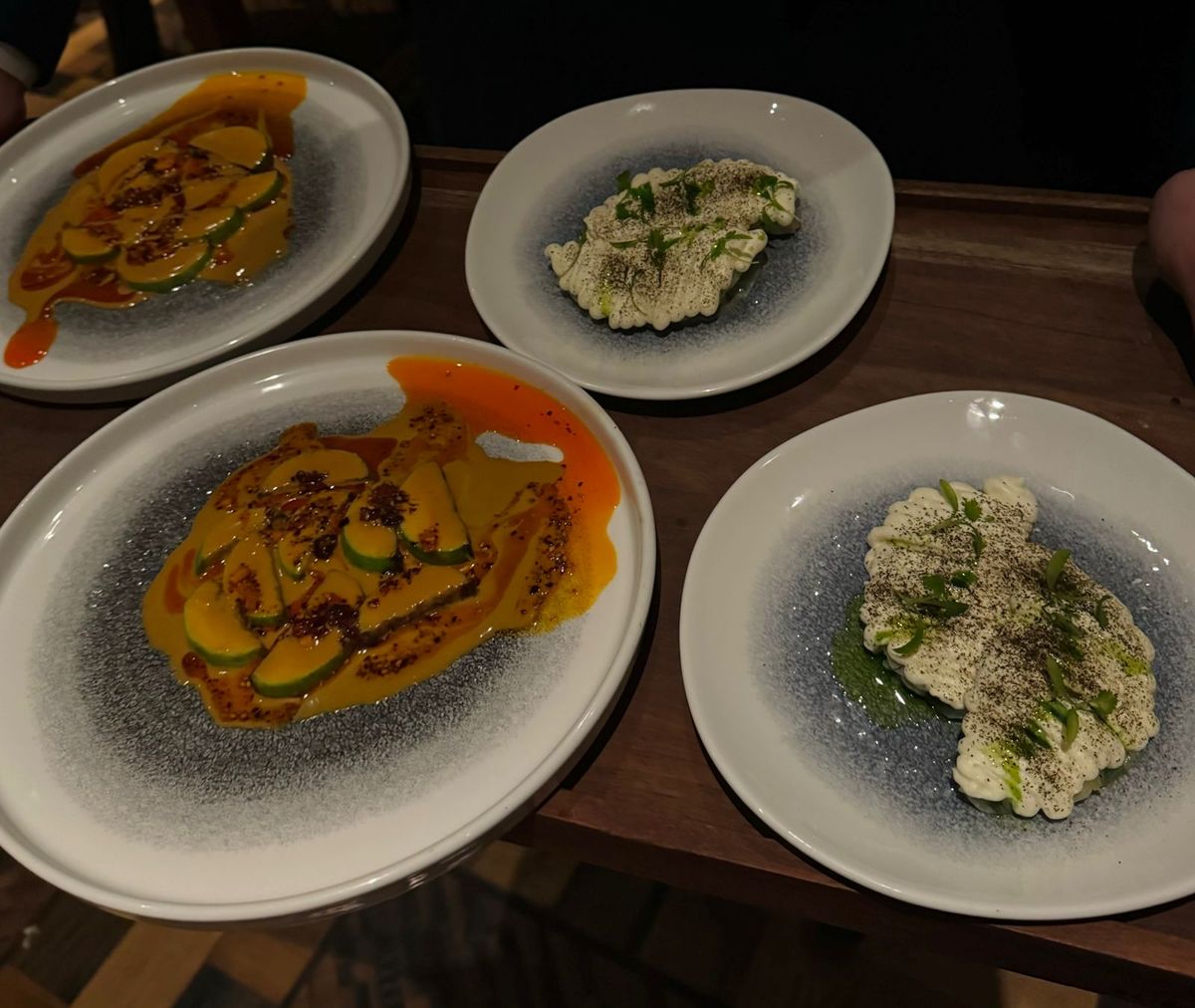 Del menú pudimos degustar Langostinos Crème Fraîche y Zucchini - Salsa Babangi - Chili Crunch. Del menú pudimos degustar Langostinos Crème Fraîche y Zucchini - Salsa Babangi - Chili Crunch.