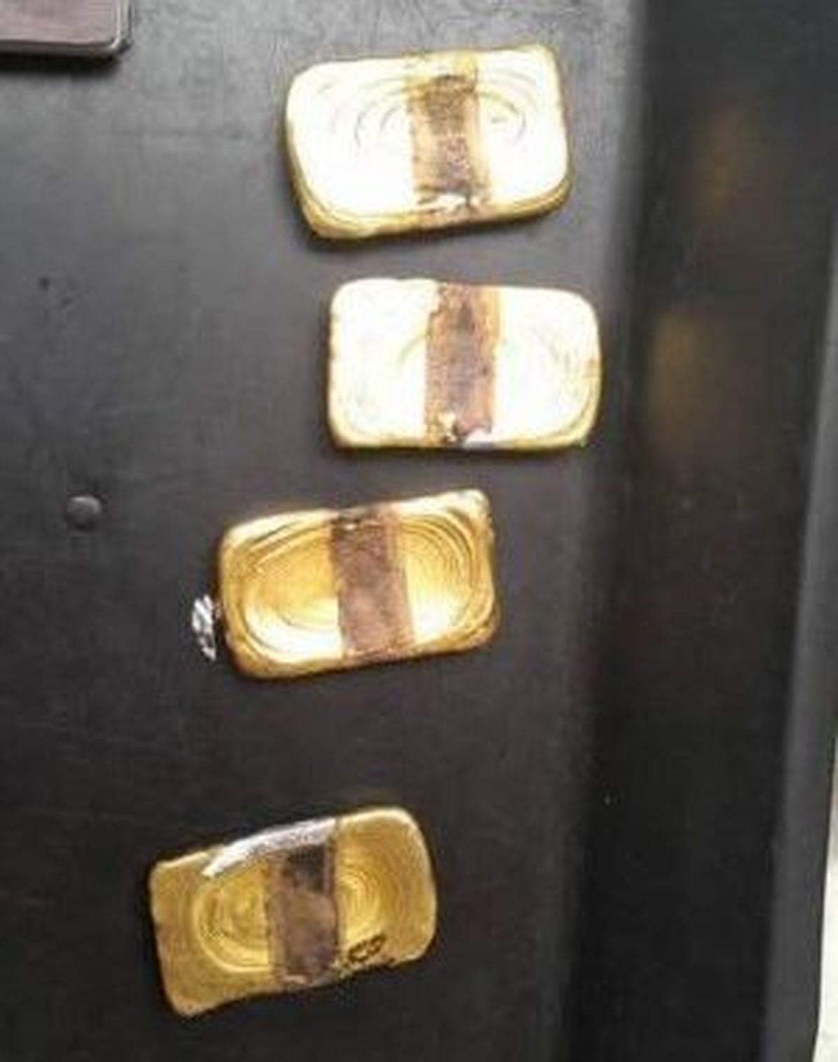 Los lingotes de oro hallados en la valija. Los lingotes de oro hallados en la valija.