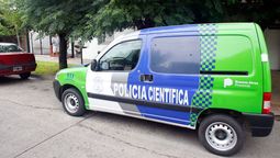La mujer fue encontradapor su hija adolescente muerta por las puñaladas ocasionadas por el atacante, y por el femicidio la policía busca al esposo de la víctima