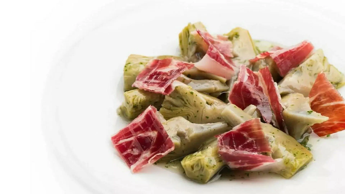 Las alcachofas con jamón son un manjar ibérico.