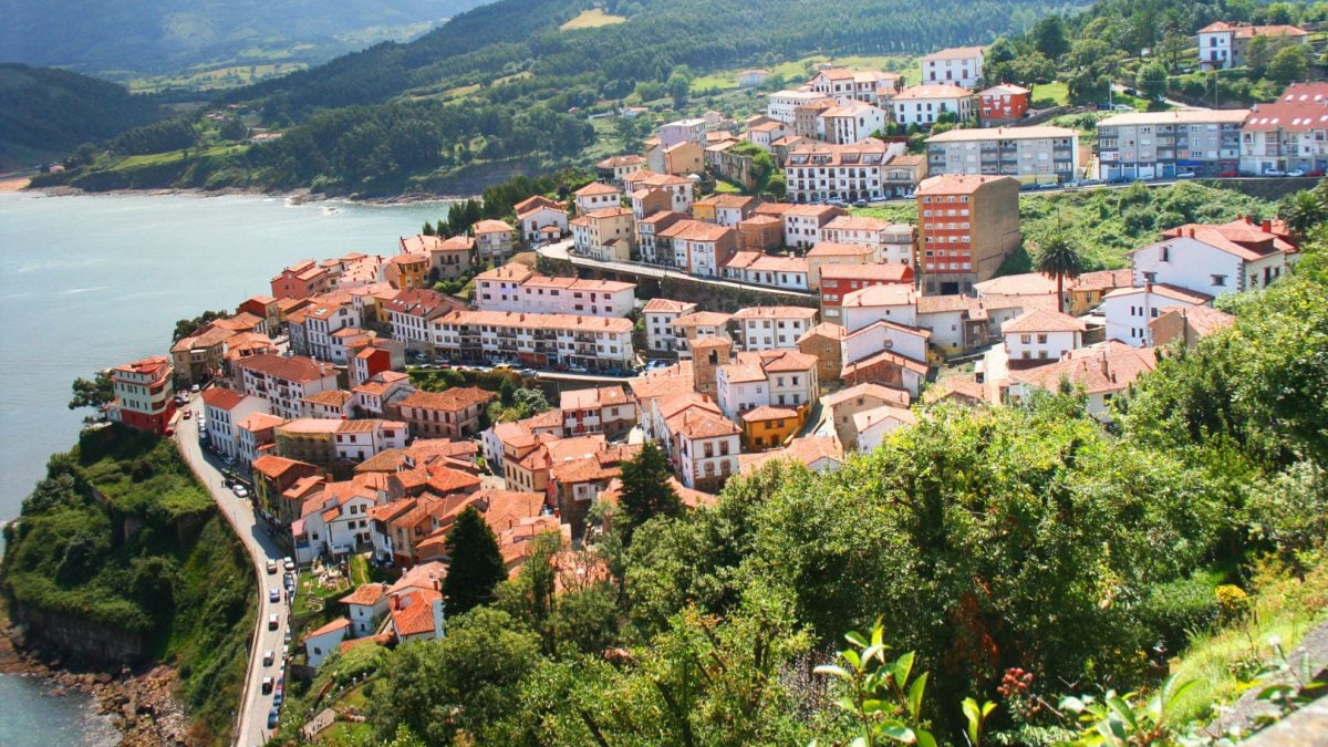 El encantador pueblo de Lastres está situado en una ladera y es uno de los más cautivantes de España. El encantador pueblo de Lastres está situado en una ladera y es uno de los más cautivantes de España.