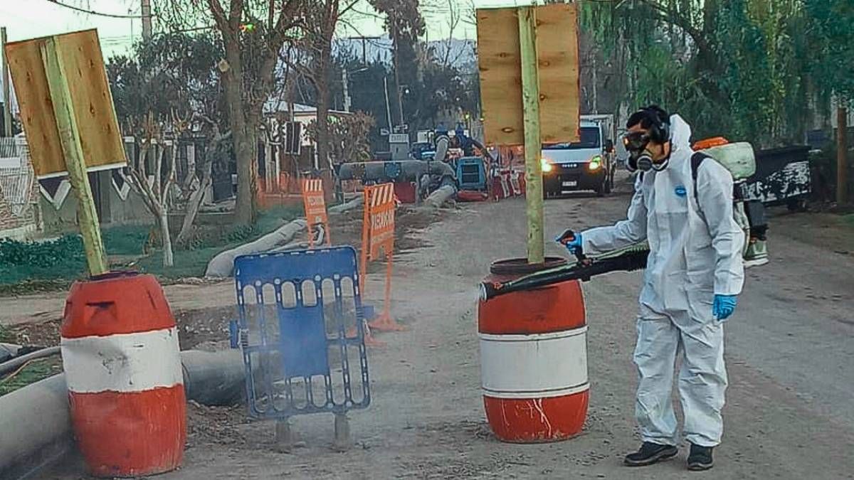En Los Corralitos se hace la desinfección de la zona por el desborde cloacal. Reforzaron la atención sanitaria en la zona.