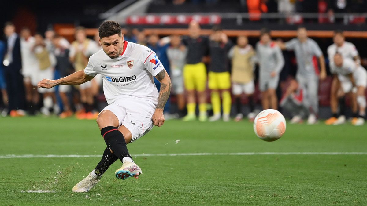 Una postal de fútbol: Montiel remata el penal que consagró al Sevilla en la Europa League Una postal de fútbol: Montiel remata el penal que consagró al Sevilla en la Europa League