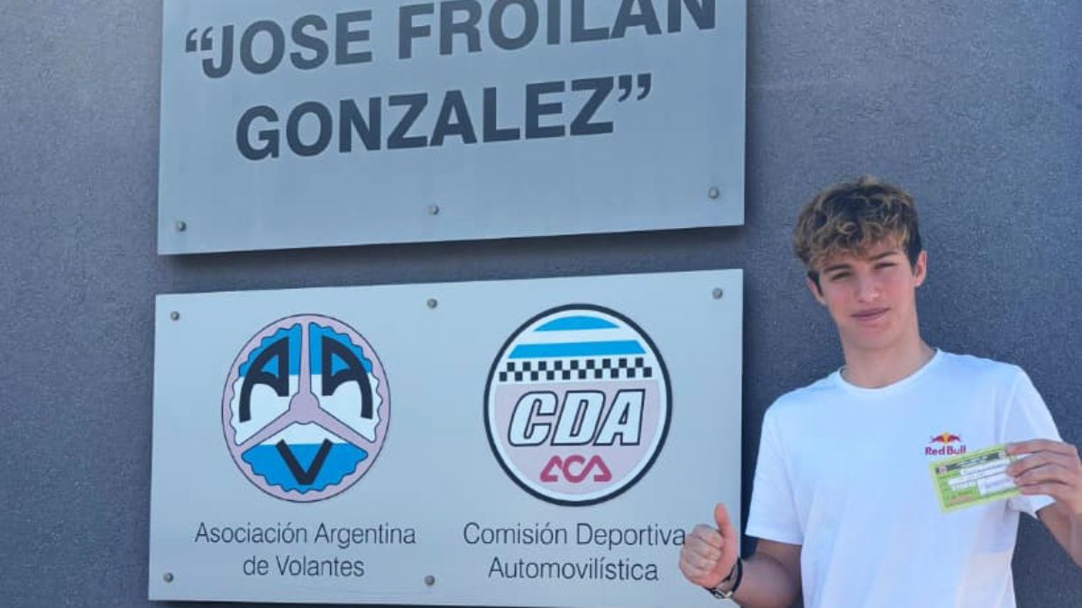 Un argentino en la Fórmula 3. Mattia Colnaghi muestra su licencia argentina. Representará a nuestro país en otra de las categorías de los monopostos de la FIA, siguiendo los pasos de Franco Colapinto y Nico Varrone.