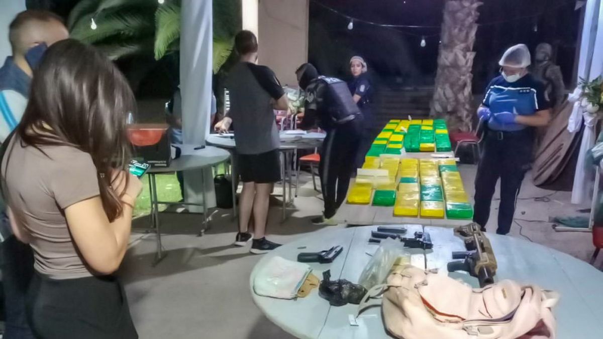 La ministra de Seguridad, Mercedes Rus, estuvo presente en el allanamiento en Guaymallén. La ministra de Seguridad, Mercedes Rus, estuvo presente en el allanamiento en Guaymallén.