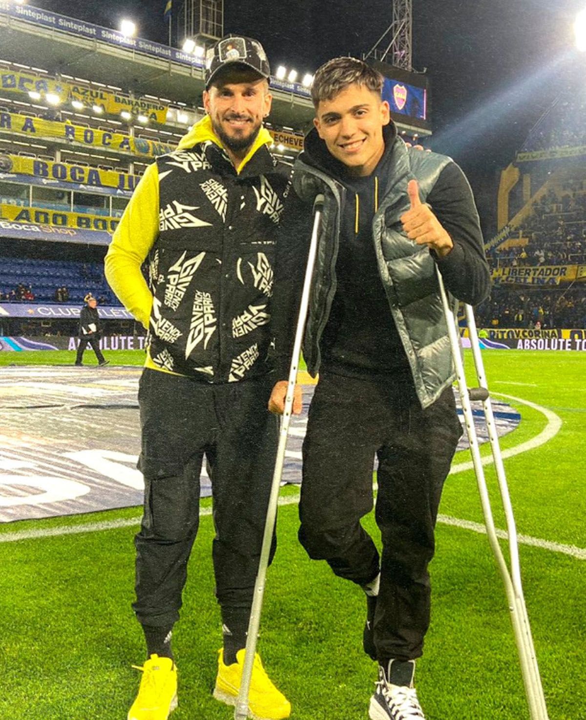 Exequiel Zeballos con muletas tras la lesión que le provocó Milton Leyendeker