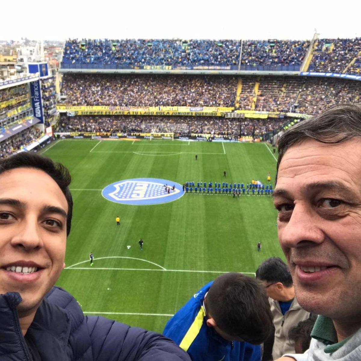 Pasi&oacute;n boquense. Maximiliano y Daniel Orozco, en la cancha de Boca.