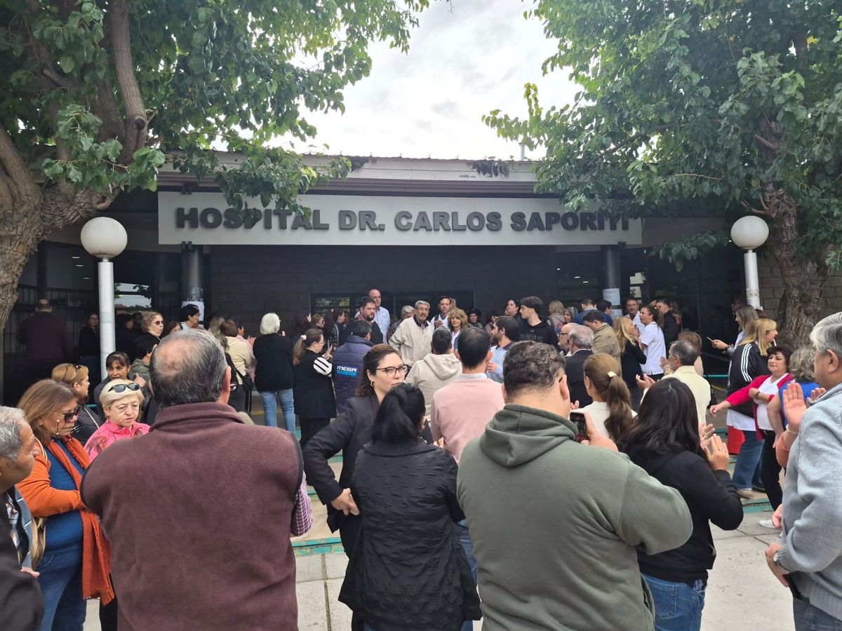 En la puerta del hospital Saporiti, se lo puede ver al intendente Ricardo Mansur y a la titular de AMPROS, Claudia Iturbe.