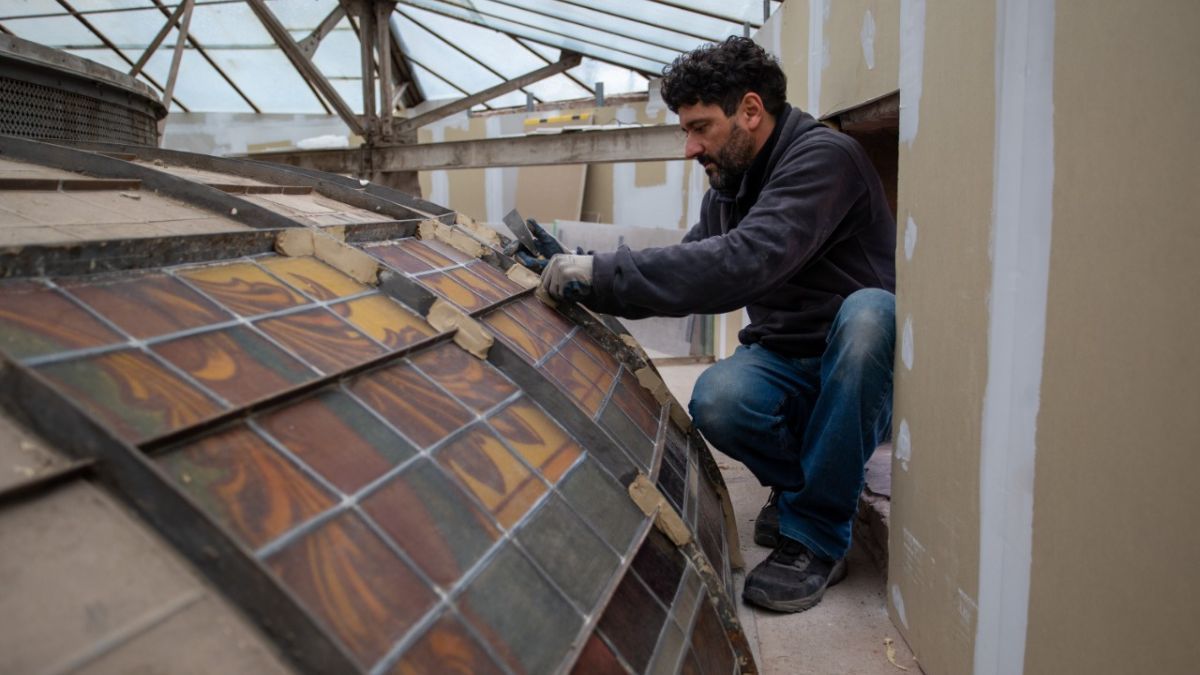 El restaurador Esteban Grimmi, en pleno trabajo de recuperación de los paños más deteriorados