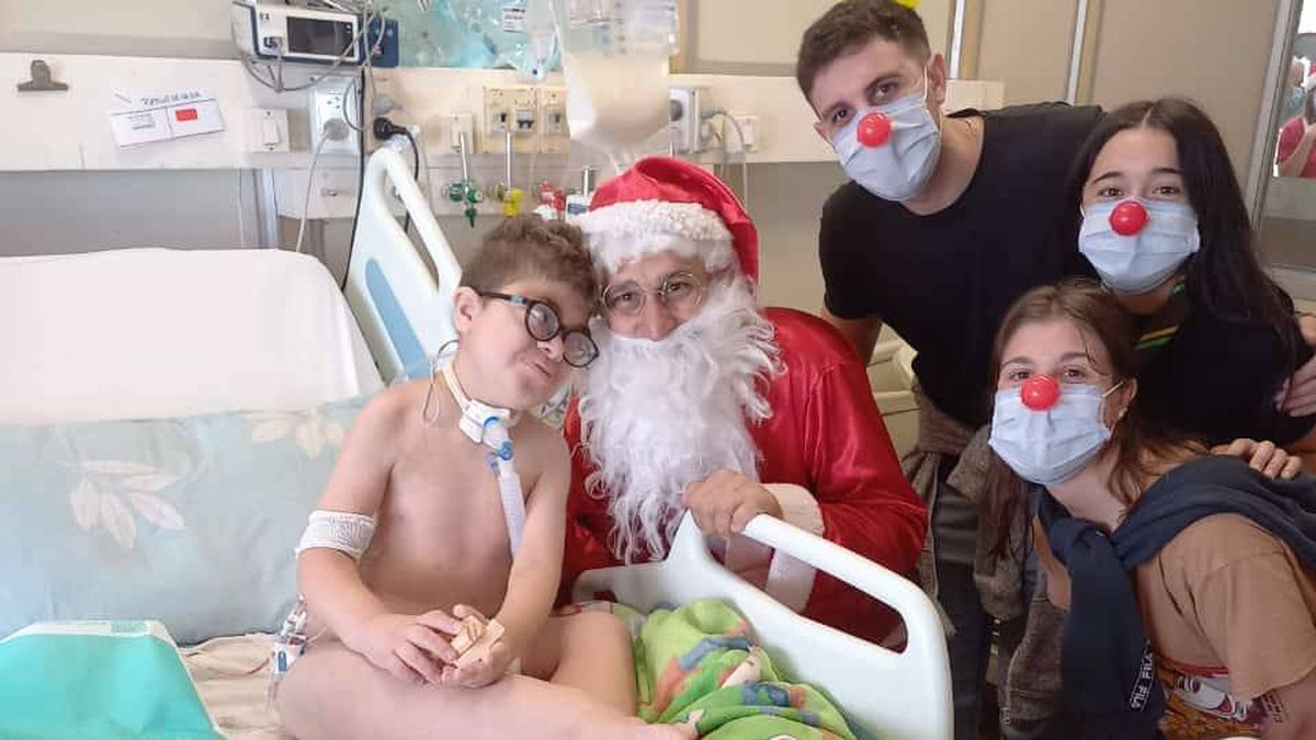 Un autito, libros para pintar y una remera de Argentina, el regalo que Nachito recibió de Papá Noel en el Garrahan. Foto: gentileza.