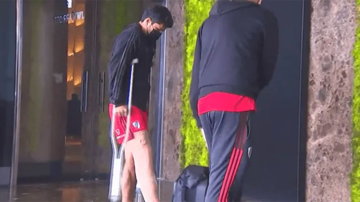 Robert Rojas se fue a su casa&nbsp; con muletas. Tendrá una larga recuperación.