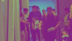 El intendente de Las Heras, Daniel Orozco dialoga con el papá de la nena descompensada que atendió en el avión, e hizo preparar la guardia del hospital Carrillo para que la atendieran de inmediato.