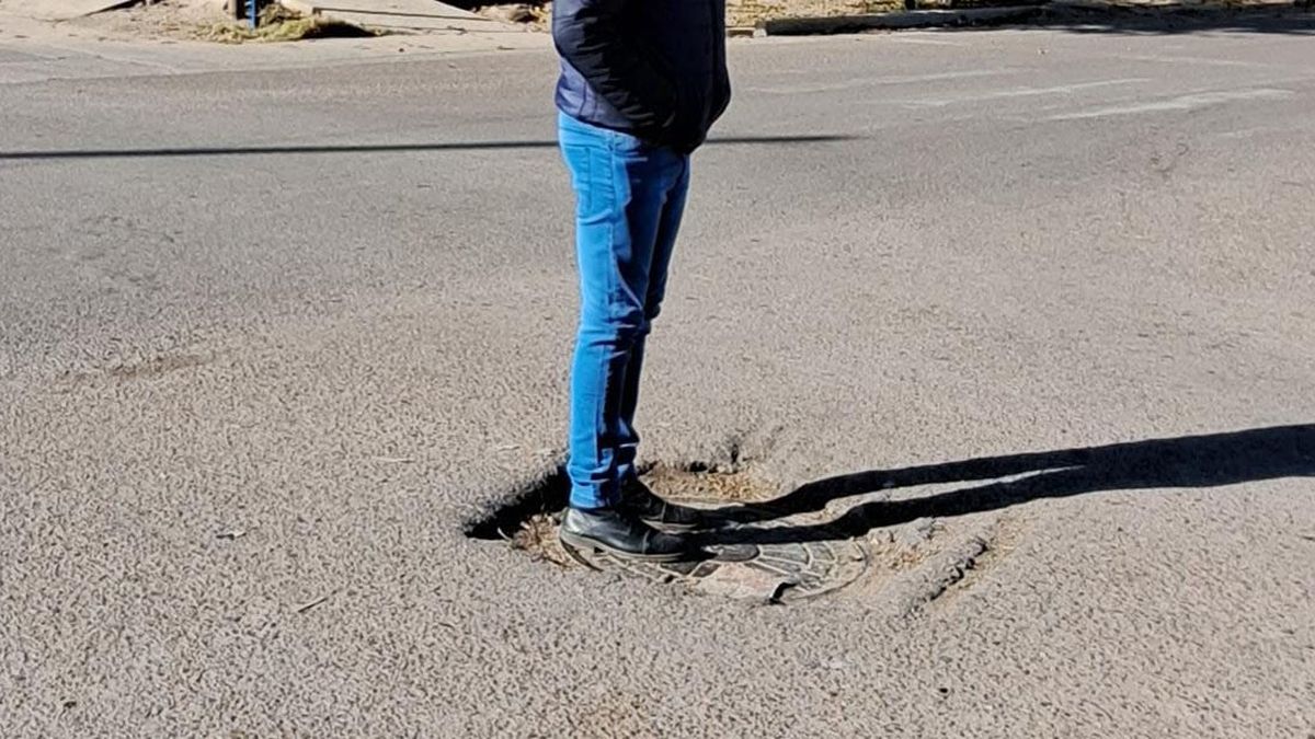 Esa es la alcantarilla con el alto desnivel que el policía Leandro Torres se llevó por delante y le costó su vida. Esa es la alcantarilla con el alto desnivel que el policía Leandro Torres se llevó por delante y le costó su vida.
