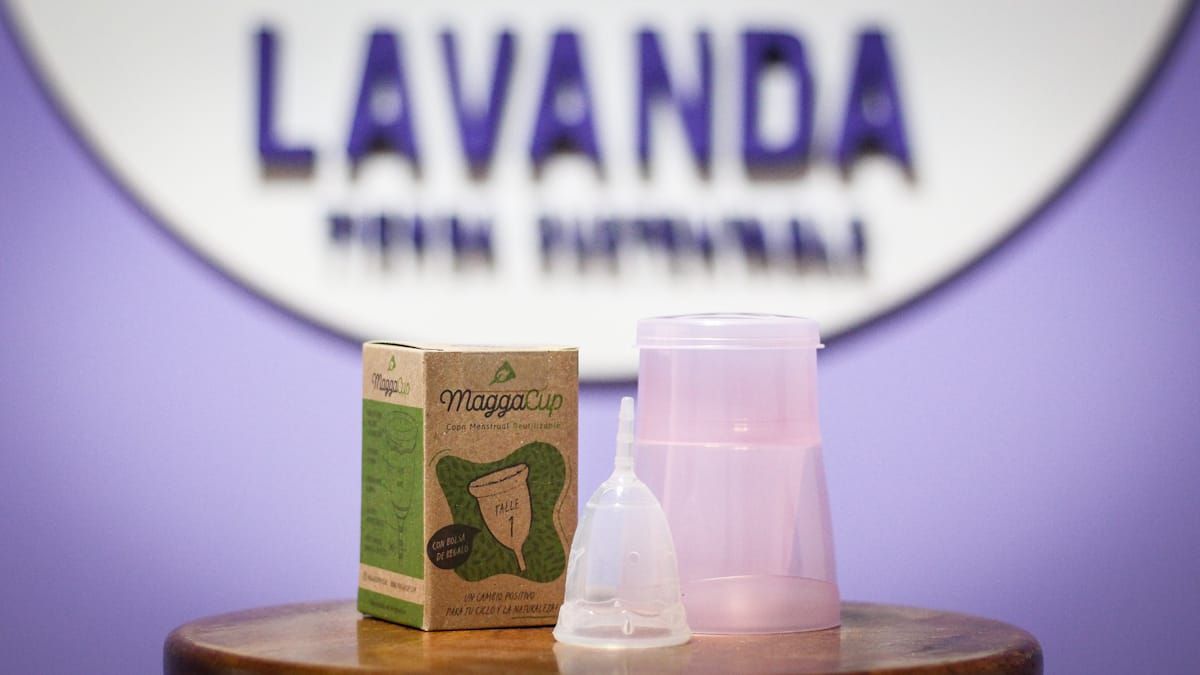 Cada vez que se vende una copa menstrual o toallitas de tela, se deja de consumir un montón de toallitas desechables. Cada vez que se vende una copa menstrual o toallitas de tela, se deja de consumir un montón de toallitas desechables.