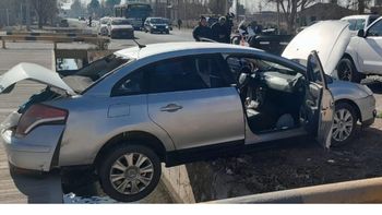 Intentó adelantarse con su camioneta y chocó a otro auto que casi termina adentro de un zanjón
