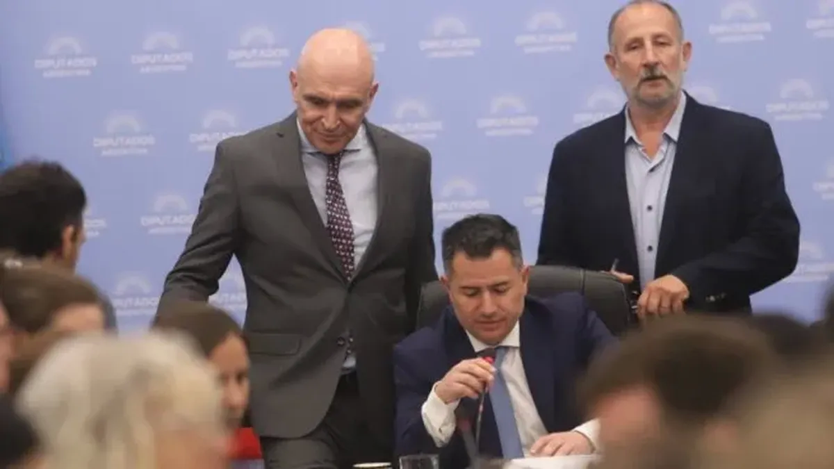 El debate comisiones ha sido muy áspero en la semana que termina. El debate comisiones ha sido muy áspero en la semana que termina.