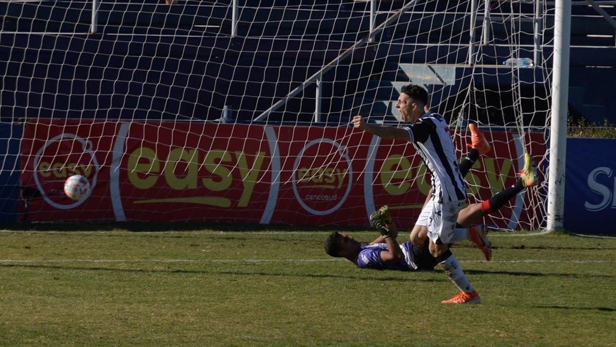 El festejo de Santiago López tras estirar la ventaja del Lobo (UNO/Martín Pravata).