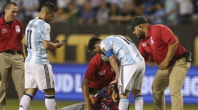 El Kun le robó el celular a un fan, pero le dio algo mucho mejor