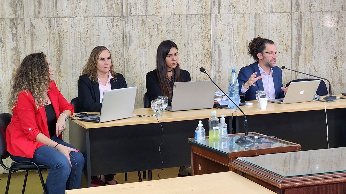 Alega el fiscal Daniel Rodríguez Infante junto a parte de su equipo de trabajo. También está allí la abogada Viviana Beigel, qurellante del MEDH y reconocida por su tarea en los juicios de lesa humanidad en Mendoza.