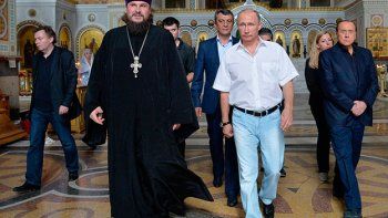 Investigan el vino que tomaron Putin y Berlusconi en Crimea