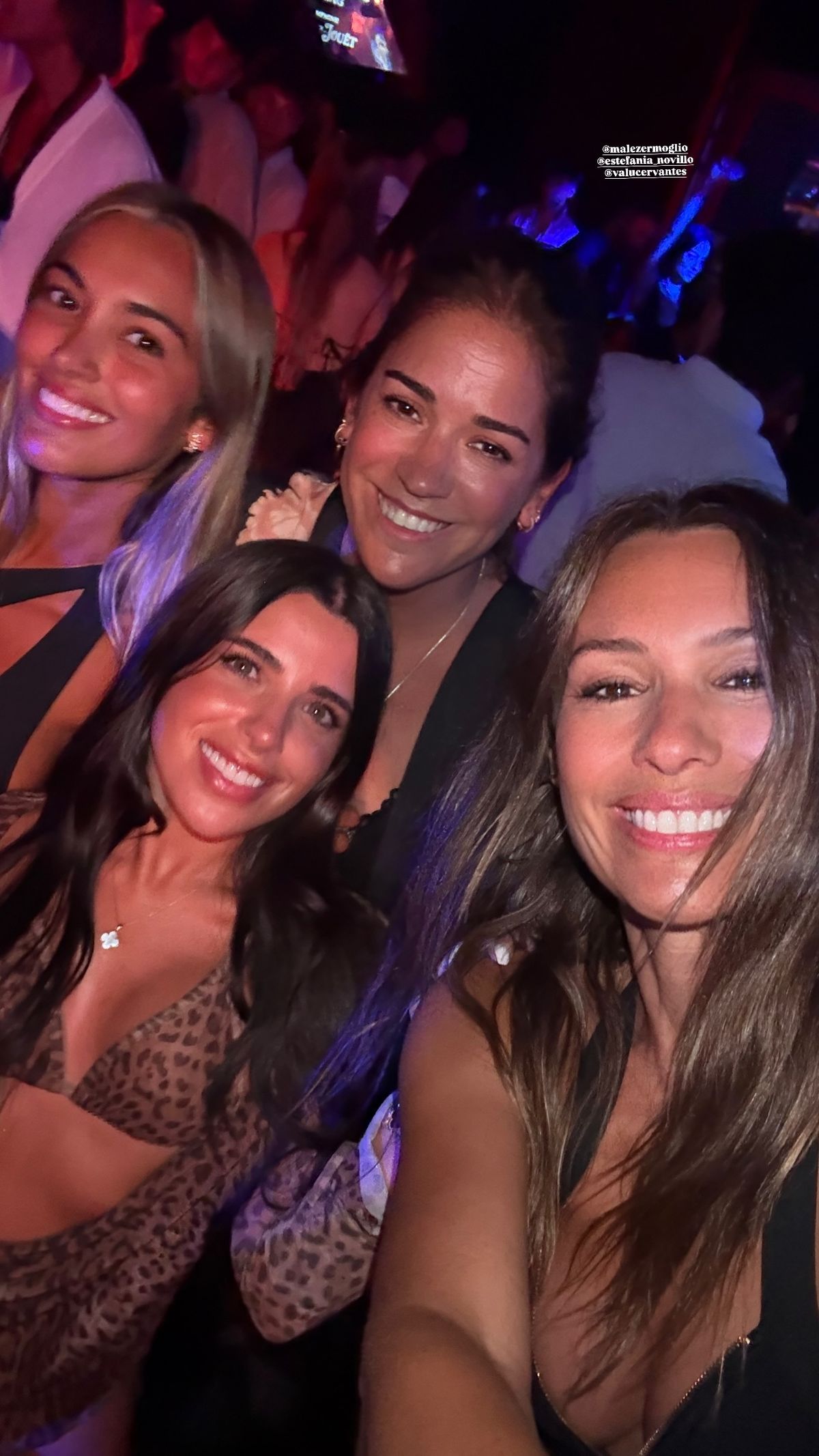 Las fotos de Pampita de fiesta con Valentina Cervantes en Ibiza. Las fotos de Pampita de fiesta con Valentina Cervantes en Ibiza.