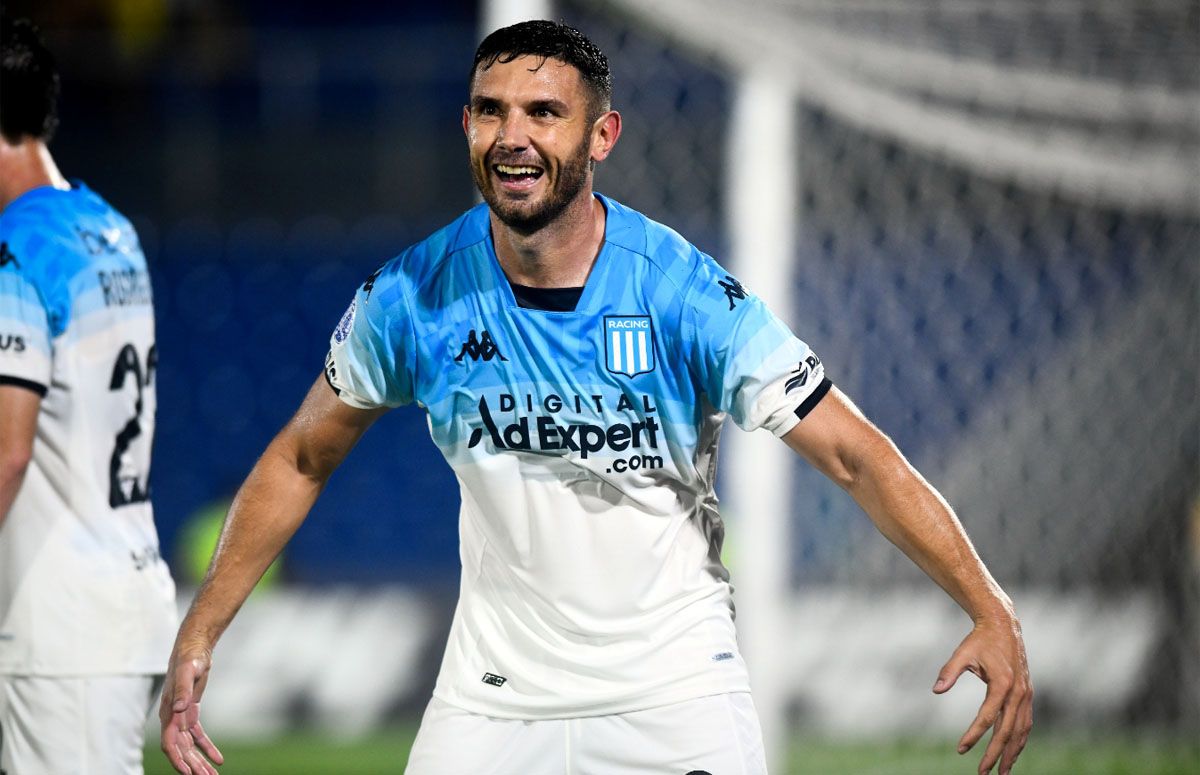 Adrián Mart{inez, goleador de Racing.