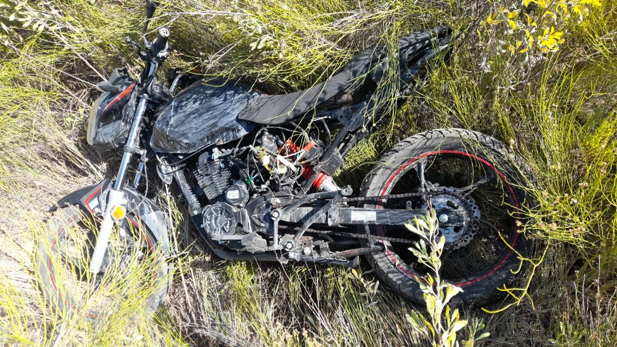 La moto Gilera hallada en un campo inculto en Los Corralitos, en Guaymallén.