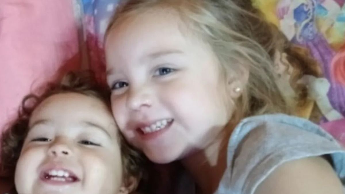 Las hermanitas Pilar y Delfina Hecker. La mamá de las niñas publicó una emotiva despedida en las redes sociales Las hermanitas Pilar y Delfina Hecker. La mamá de las niñas publicó una emotiva despedida en las redes sociales