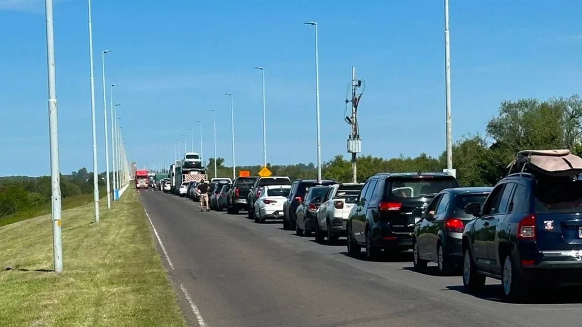 Largas colas se han registrado en los fines de semana largo en el paso fronterizo para ingresar a Uruguay Largas colas se han registrado en los fines de semana largo en el paso fronterizo para ingresar a Uruguay 