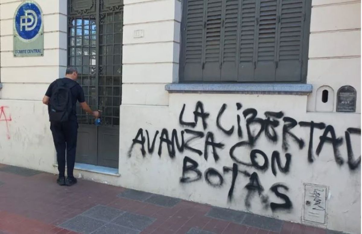 Pintadas contra el gobierno de Javier Milei en la sede del Partido Demócrata. Pintadas contra el gobierno de Javier Milei en la sede del Partido Demócrata.