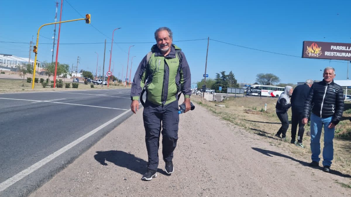 Mendocino destacado. Carlos Córdoba fue recibido como un familiar en San Luis, y luego despedido por una decena de jubilados de la vecina capital puntana. Carlos descansa este domingo en Villa Mercedes y sigue caminando el lunes hacia Buenos Aires.