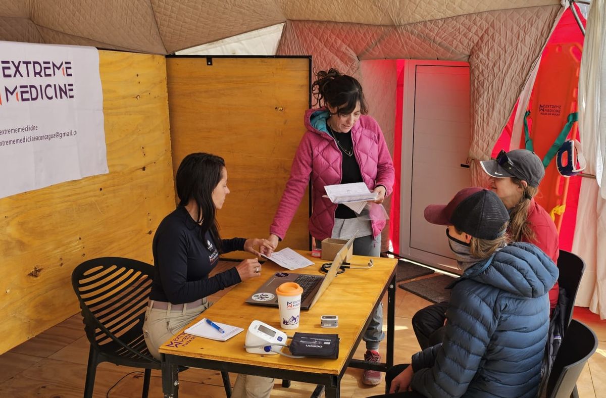 Médicos de diferentes especialidades atienden a los montañistas del Aconcagua. Médicos de diferentes especialidades atienden a los montañistas del Aconcagua.